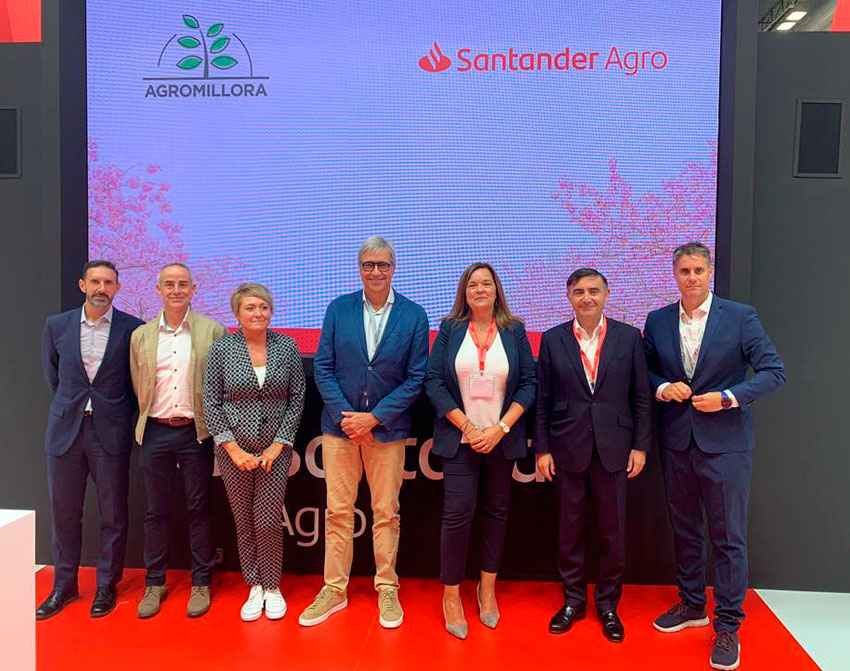 Dirección de Agromillora y Banco de Santander durante la firma del acuerdo.